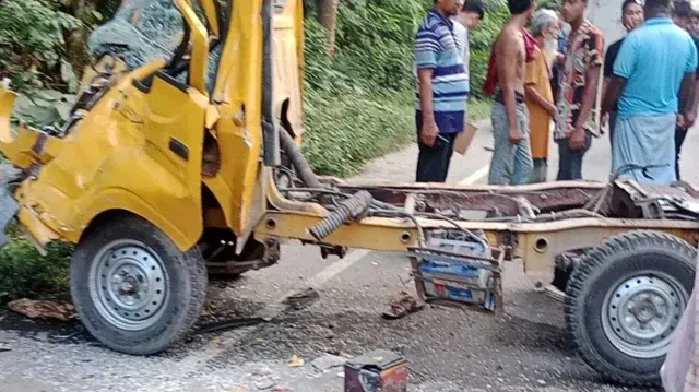 টাঙ্গাইলে তিনটি গাড়ির সংঘর্ষে নিহত ৪